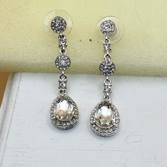 Unk Jewelry - Elegant Silver Drop Earrings